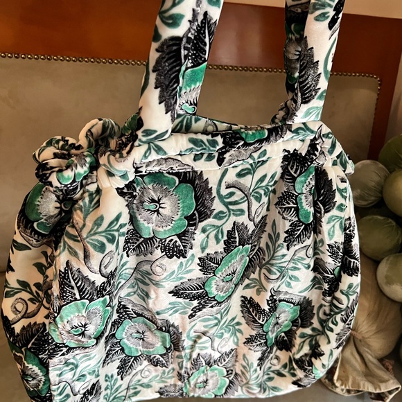 Elegant Floral Shoulder Bag in Green and Black - Picture 7 of 7